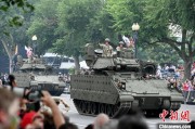 男女合盘美国纪念陆军成立250周年阅兵仪式在华盛顿举行